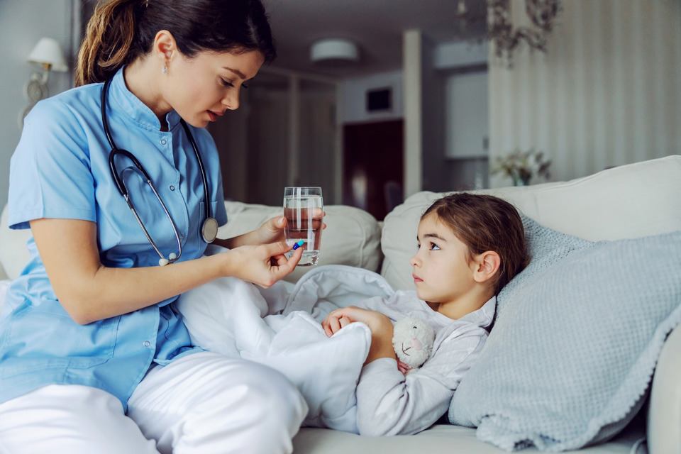 Что делать при отравлении у ребёнка: отличия от взрослых