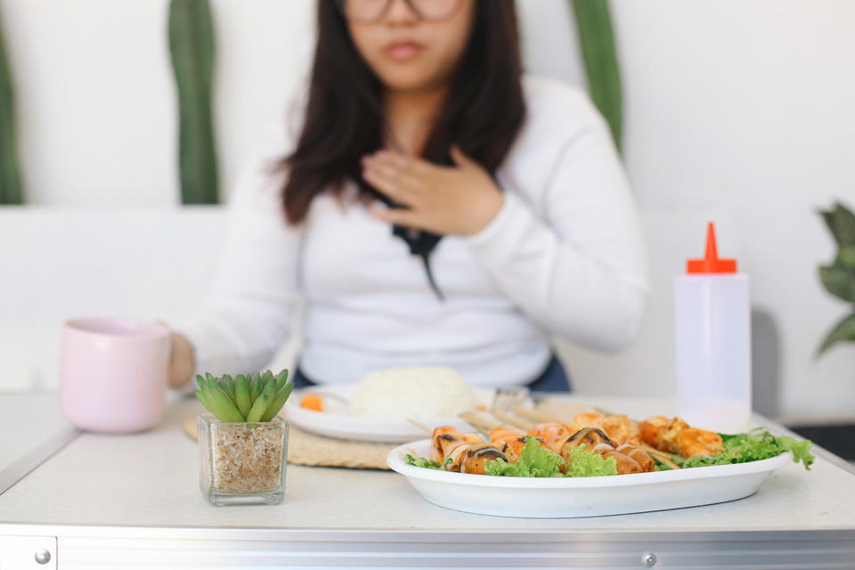 Если изжога появляется после еды, нужно пересмотреть свой режим питания и рацион. Источник изображения: Envato Изжога после еды возникает из-за жирной или обильной пищи