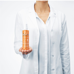 Набір VICHY (Віші) Капіталь Солей Спрей-флюїд сонцезахисний водостійкий для дітей SPF 50+ 200 мл + Косметичка