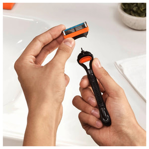 Бритва GILLETTE Fusion (Жіллет Фьюжин) 5 з чотирма змінними касетами